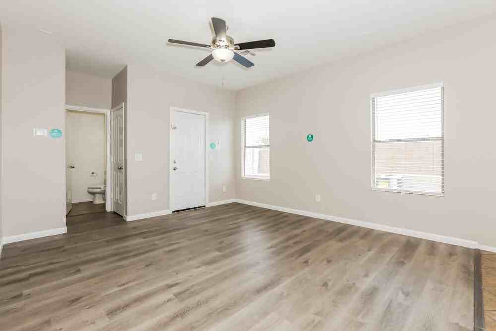 8461 E Lindner Ave - Photo 4 of 17