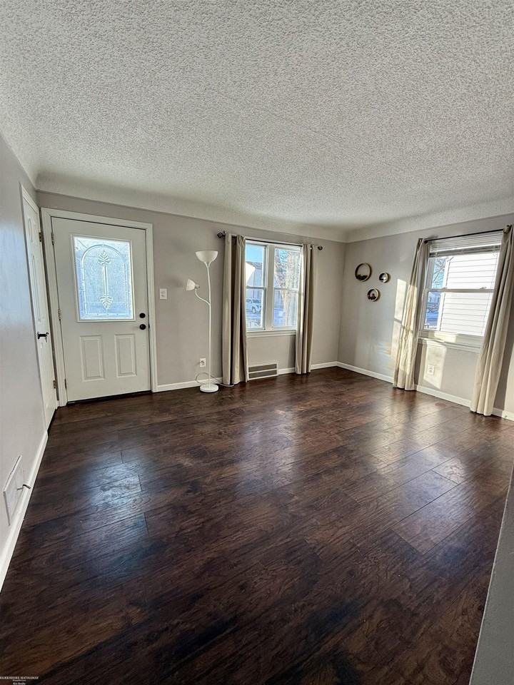 25304 Culver St - Photo 6 of 39