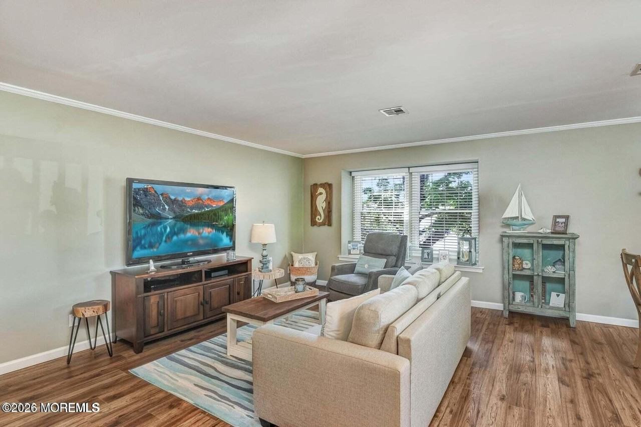 606 Bay Ave #6 - Photo 3 of 31