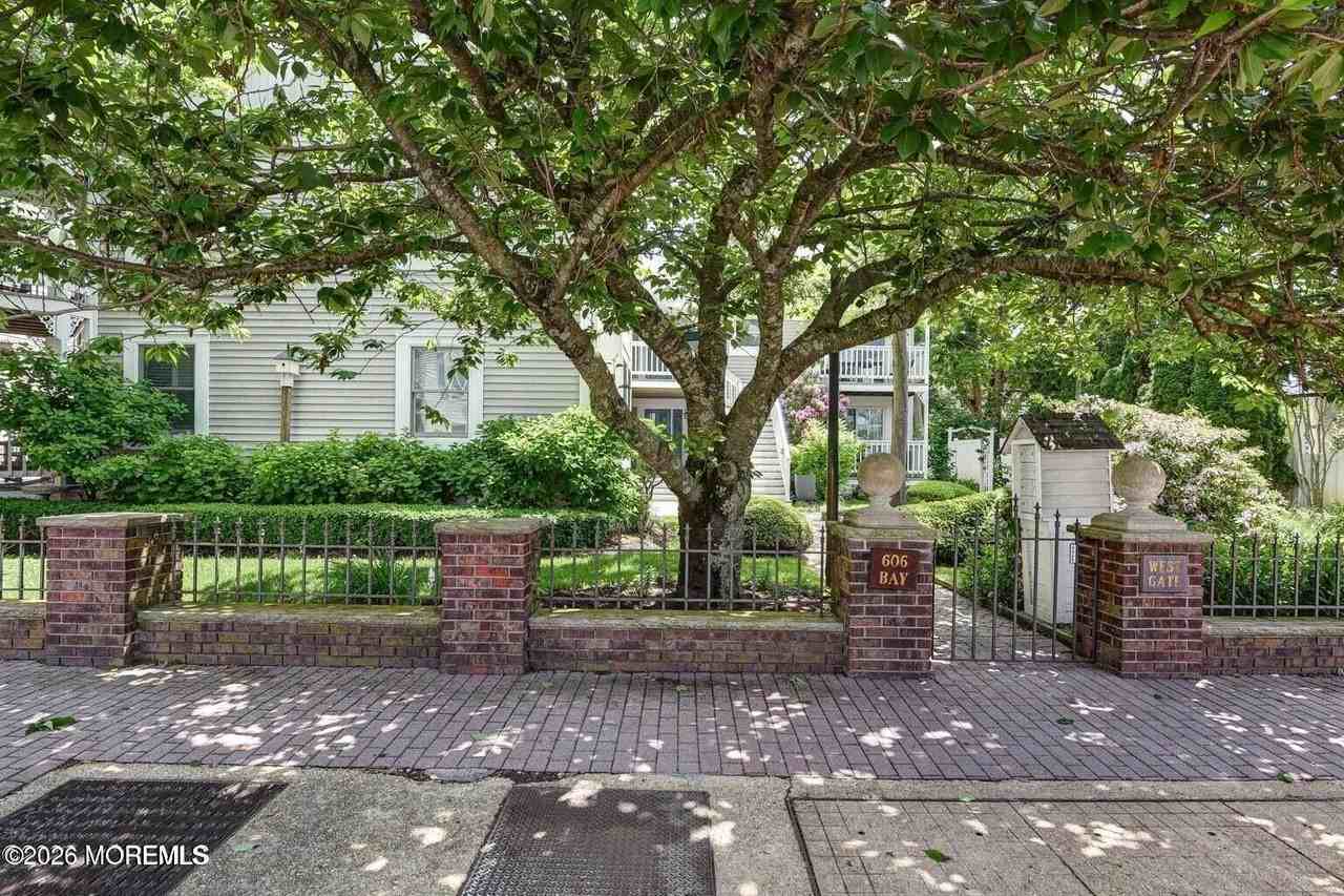 606 Bay Ave #6