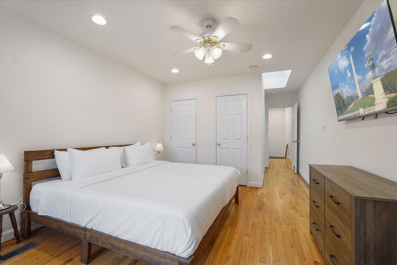 229 8th St Ne #1587689P - Photo 4 of 19