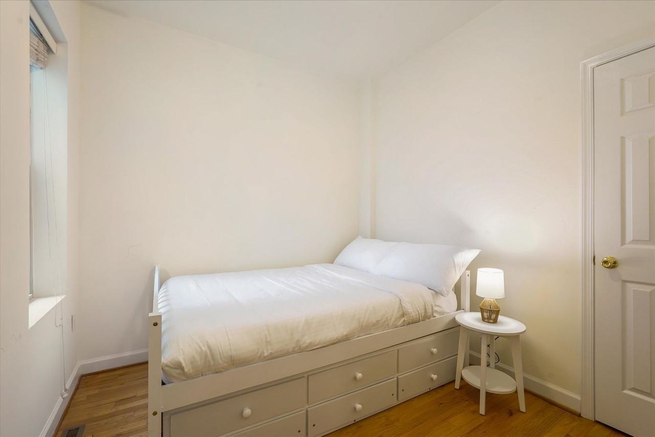 229 8th St Ne #1587689P - Photo 5 of 19