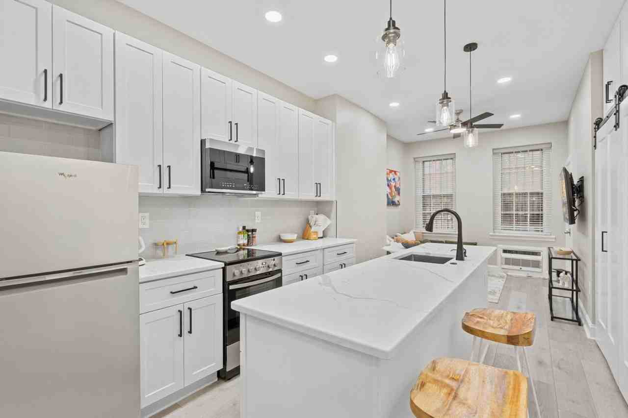 210 4th St Se #1587683P - Photo 5 of 14