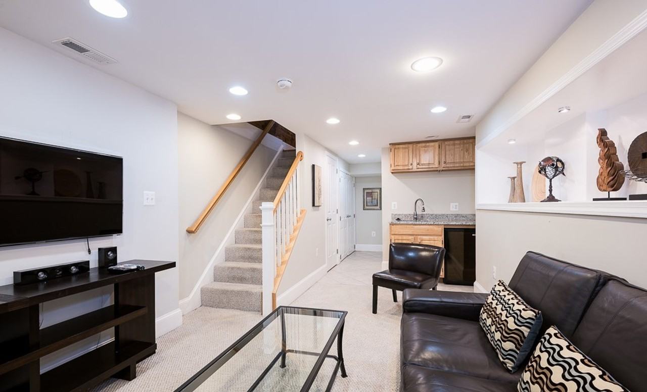 222 1/2 E St Ne #1587659P - Photo 4 of 31