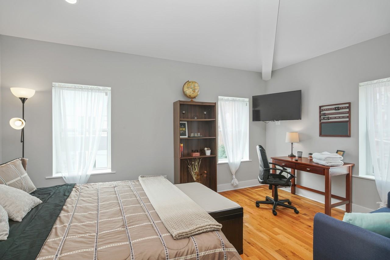 2049 E Hagert St - Photo 2 of 30