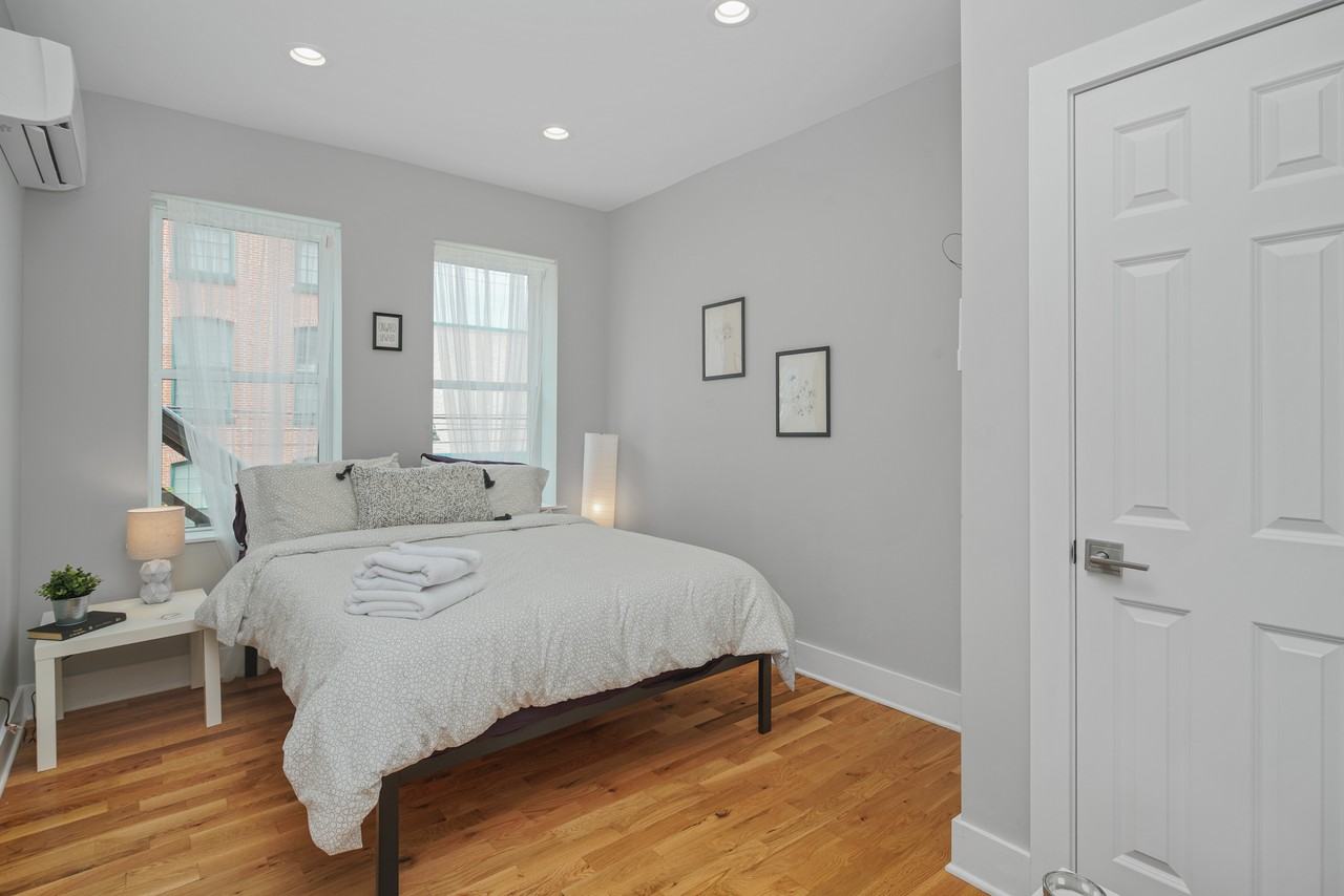 2049 E Hagert St - Photo 4 of 30