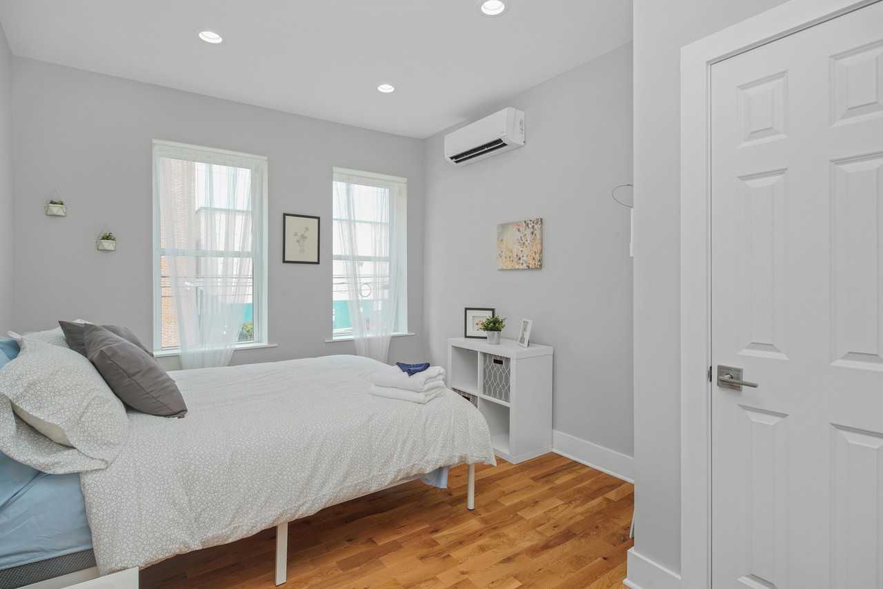 2049 E Hagert St - Photo 5 of 30