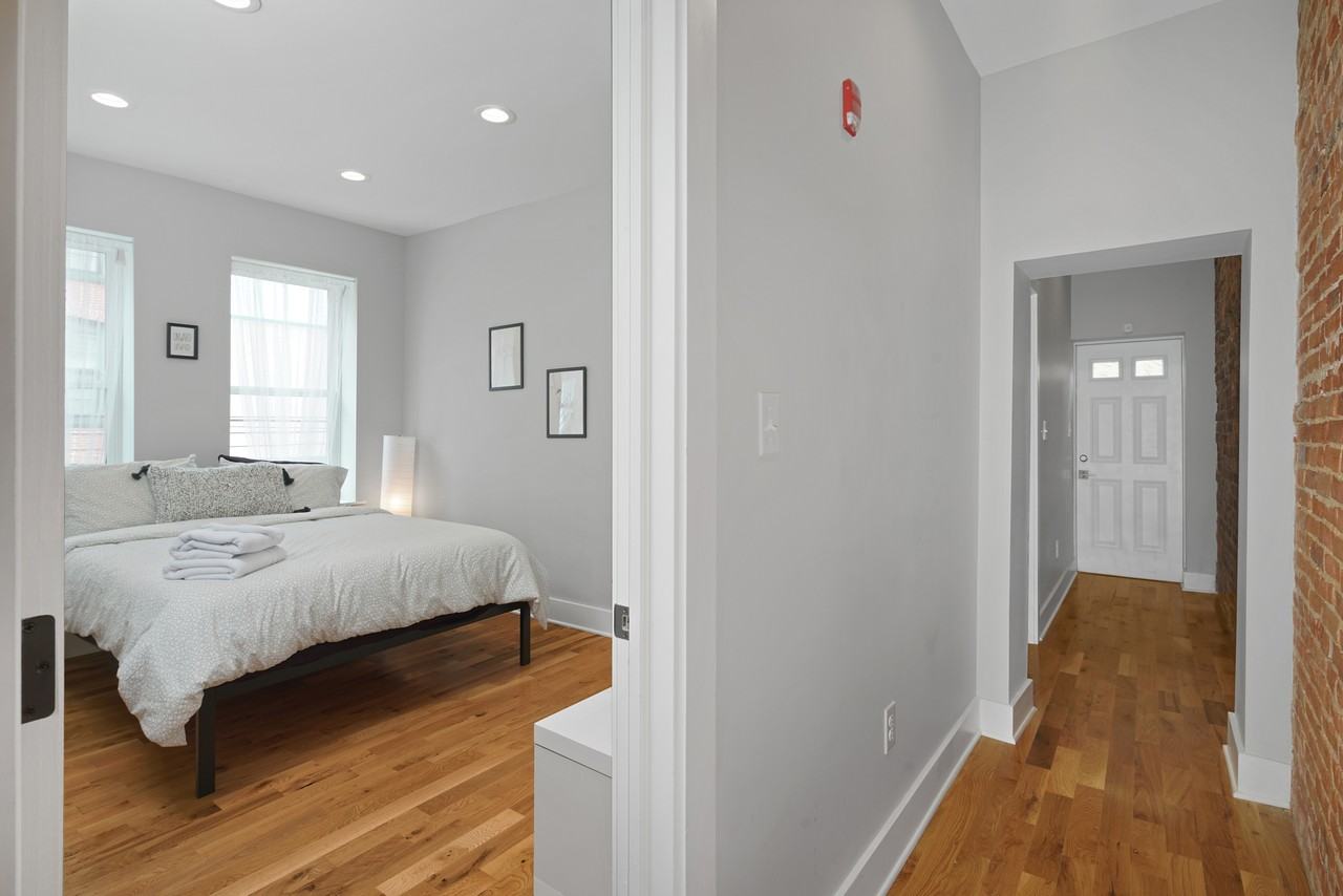 2049 E Hagert St - Photo 6 of 30