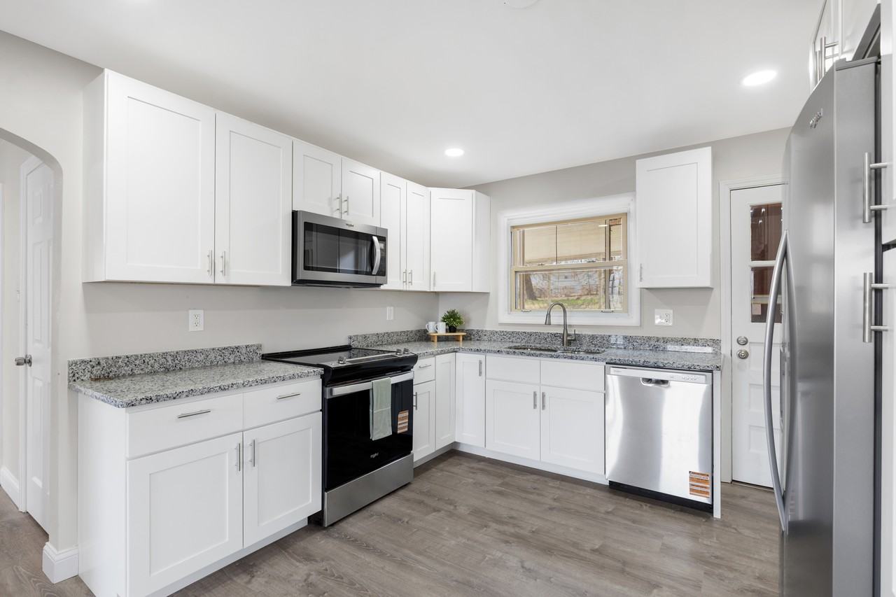 223 N Dellwood Rd - Photo 3 of 28