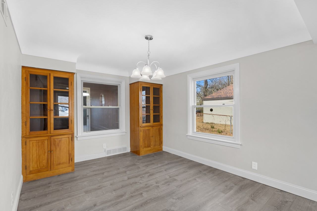 223 N Dellwood Rd - Photo 7 of 28