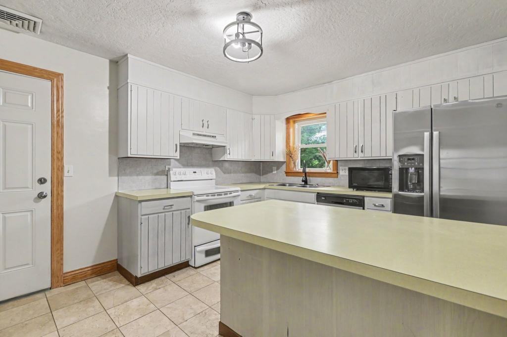 136 Brookside Ave - Photo 6 of 17