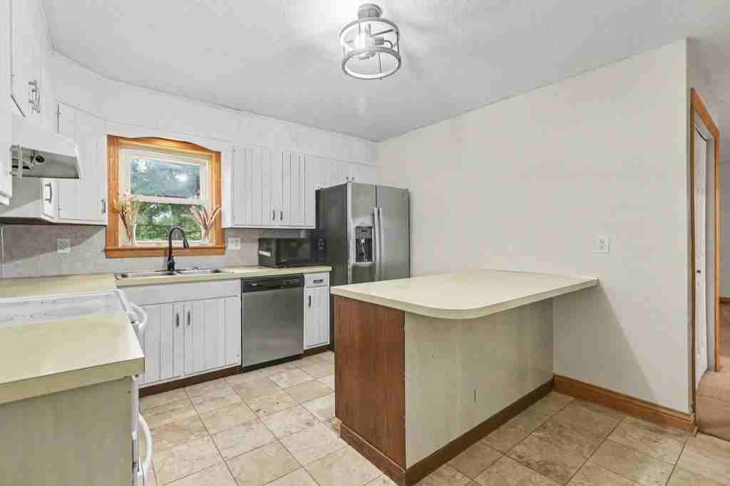 136 Brookside Ave - Photo 7 of 17