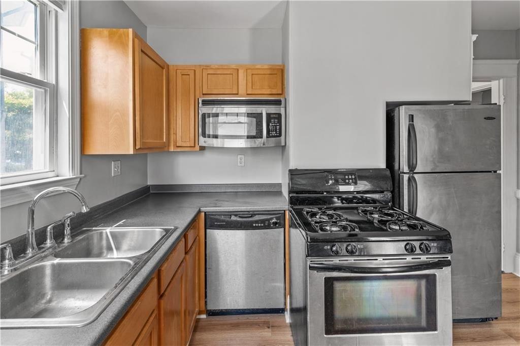 157 Irving Ave - Photo 6 of 26