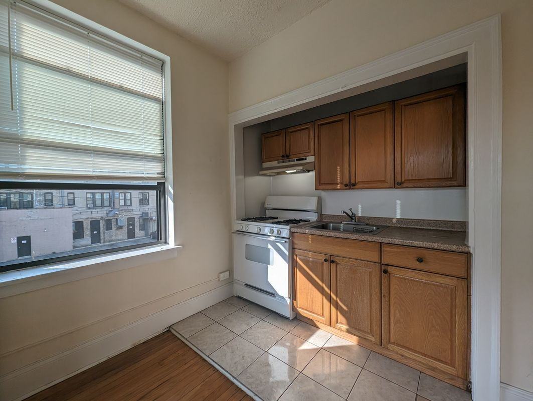 2715 N Milwaukee Ave