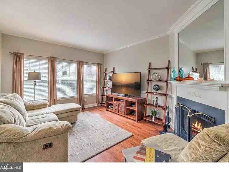 216 Waverly Ct - Photo 2 of 3