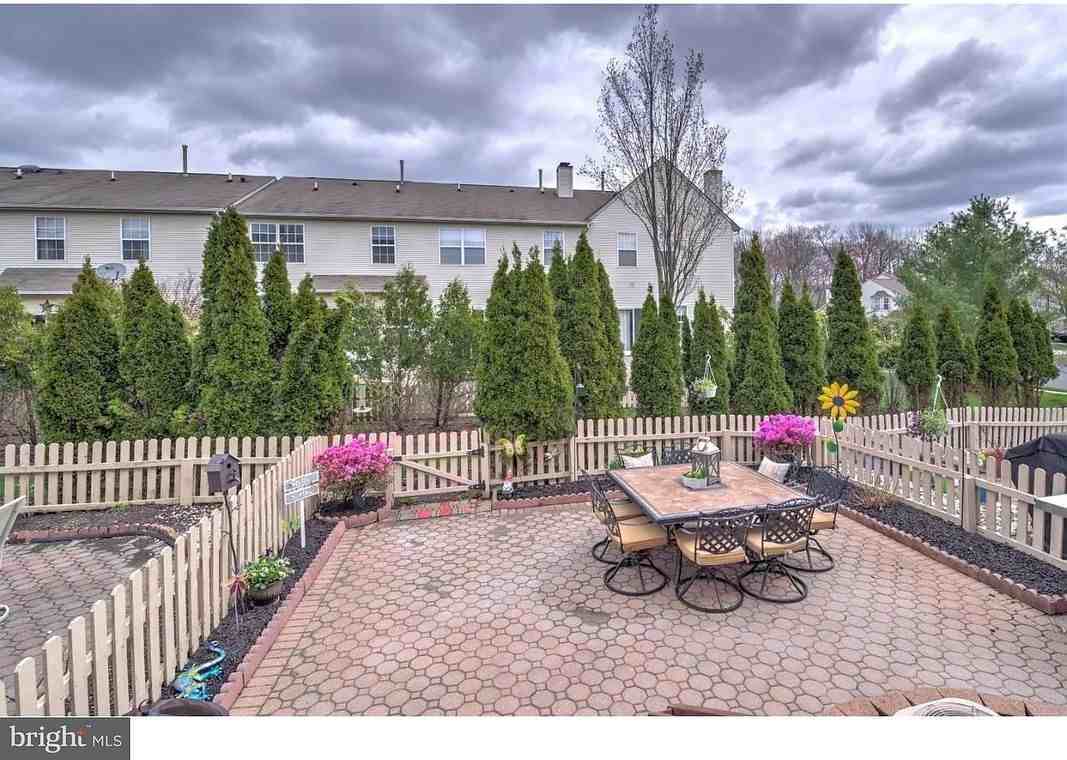216 Waverly Ct - Photo 3 of 3