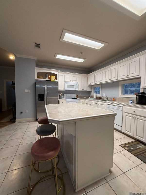 5545 Ducros Dr - Photo 4 of 7
