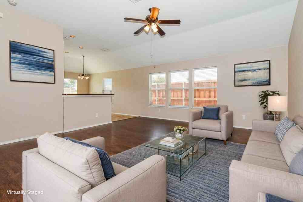 906 Oak Hollow Ln - Photo 4 of 19