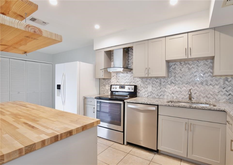 5429 Vineland Rd - Photo 4 of 14