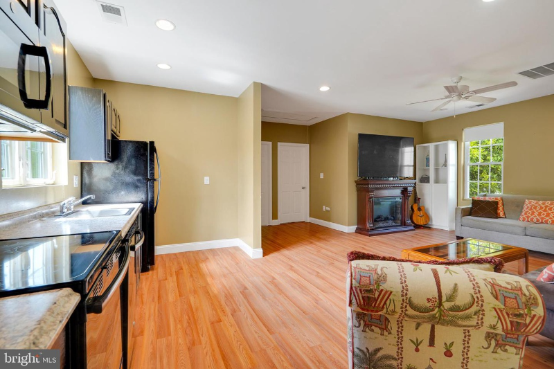 10044 Blake Ln - Photo 3 of 9