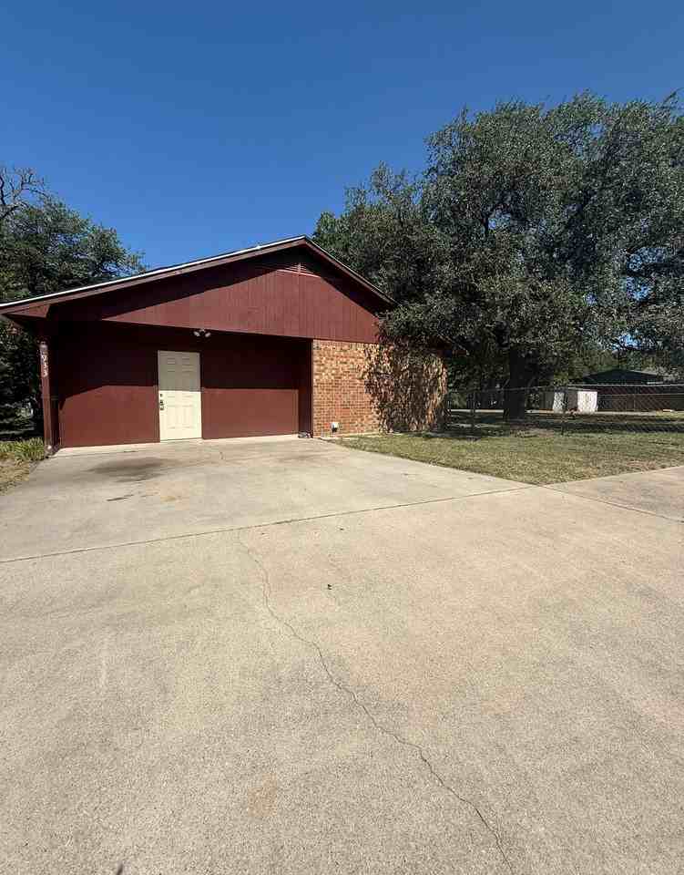 933 Edwards St - Photo 3 of 27