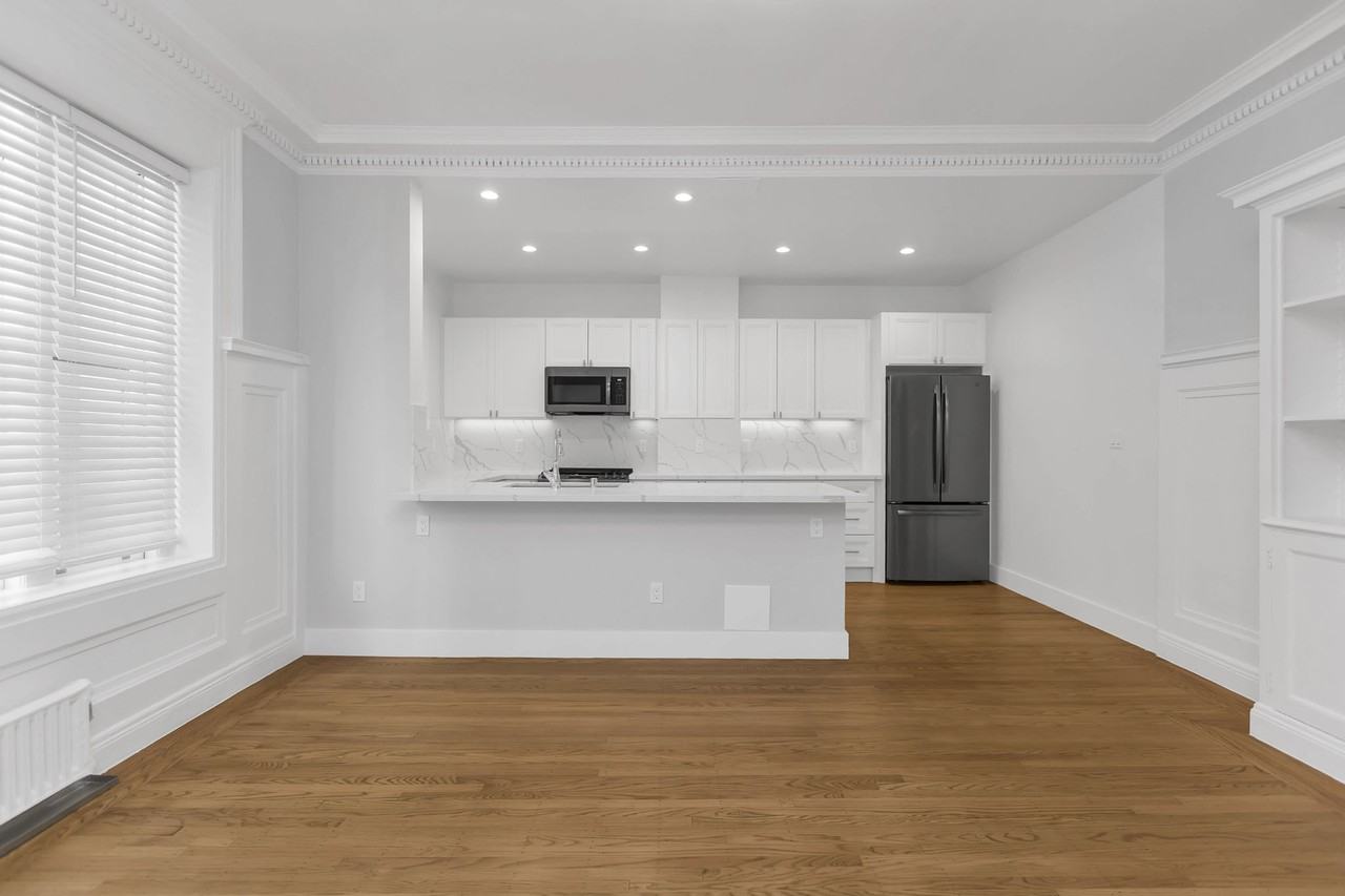 1369 Hyde - Photo 6 of 22