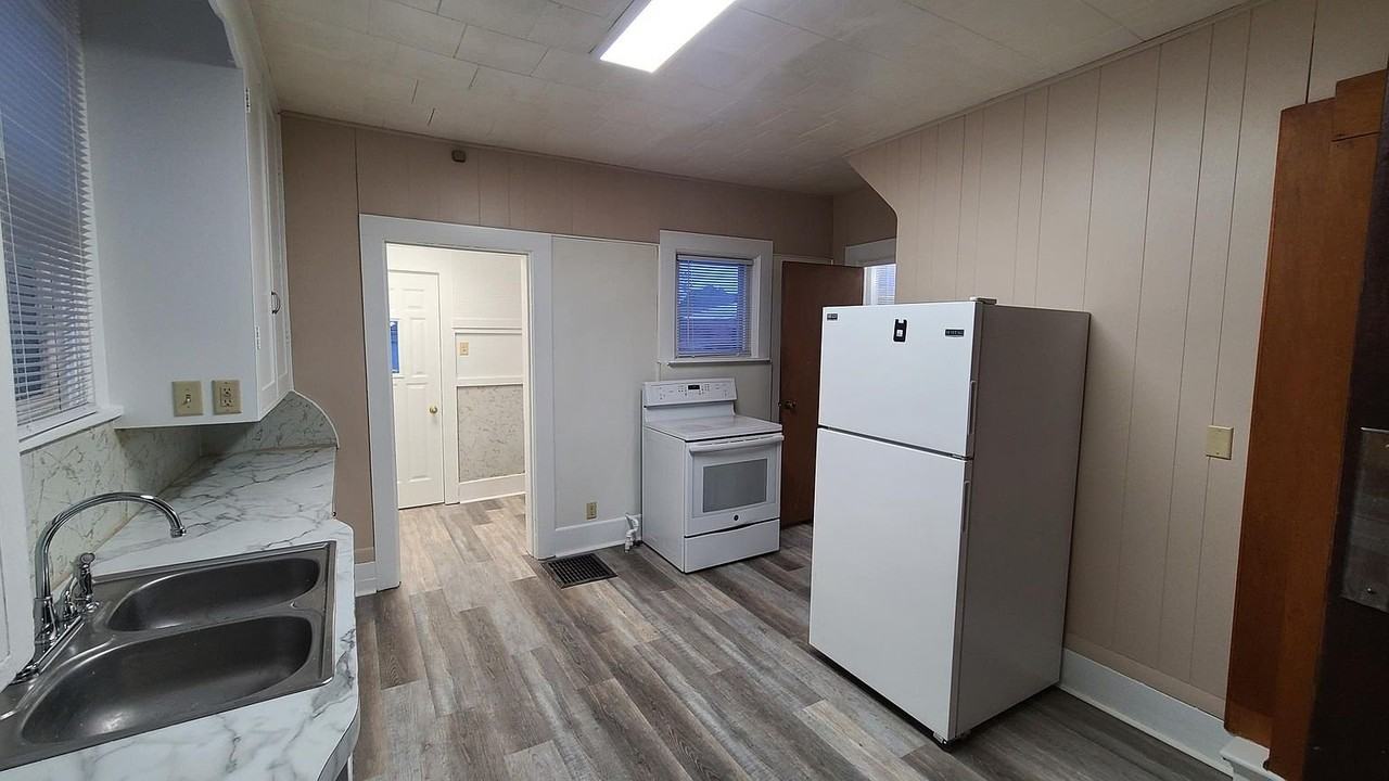 615 W Main St - Photo 4 of 7