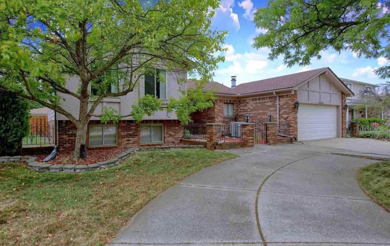 43309 Westview Dr - Photo 2 of 35