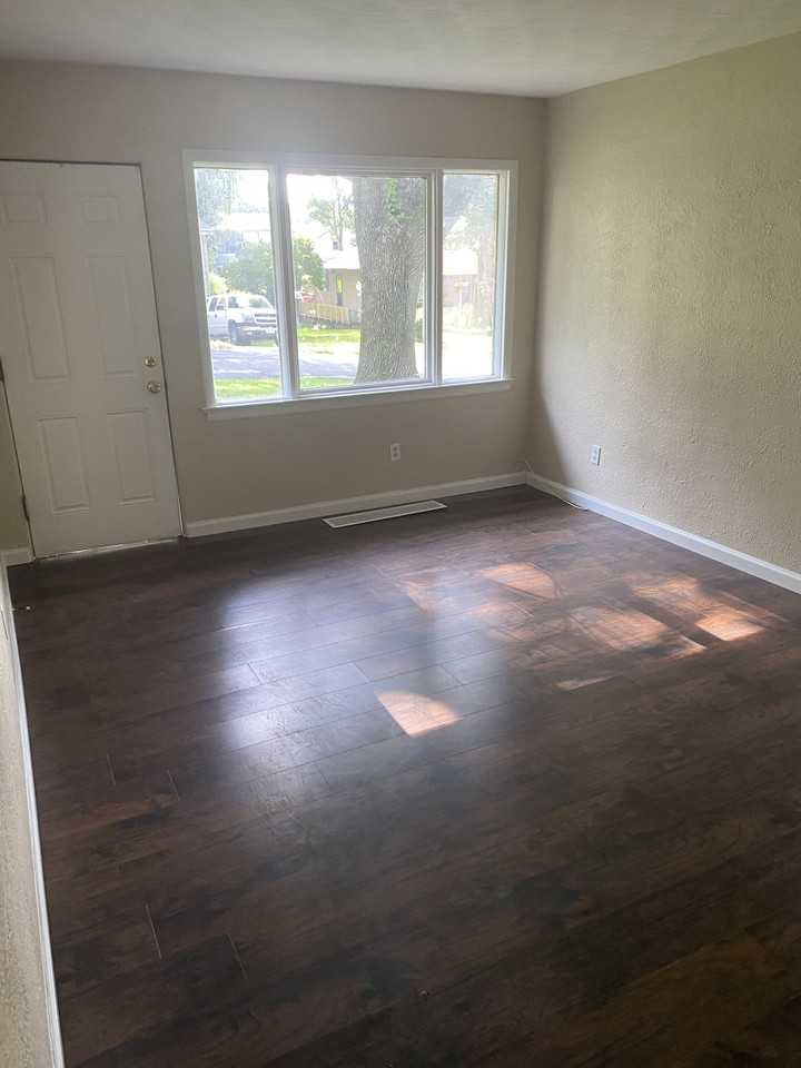 114 Pine St - Photo 4 of 8