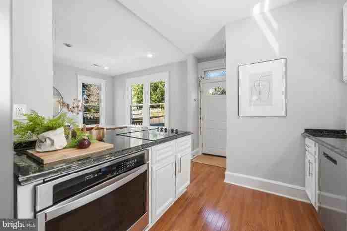 1215 Hamilton St Nw - Photo 6 of 12