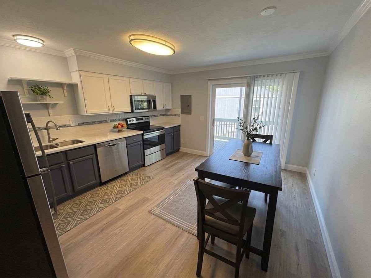 2076 Oakcrest Cir - Photo 2 of 11