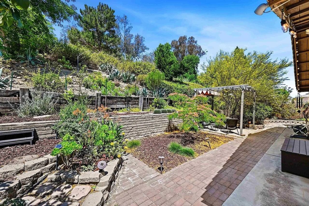 462 Dewane Dr - Photo 4 of 20