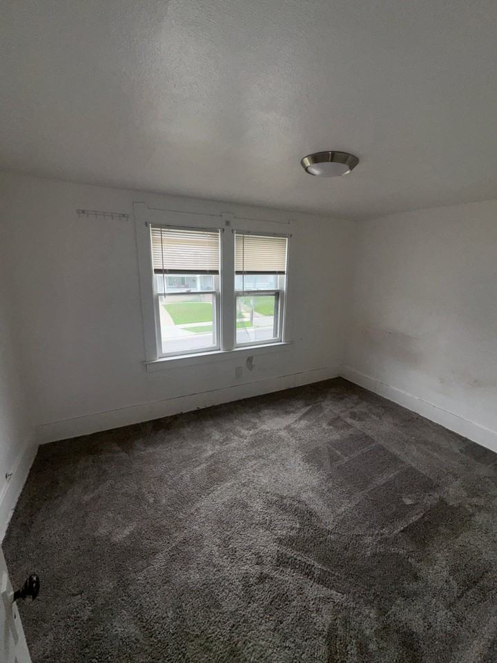 2127 Elliott Ave - Photo 2 of 10