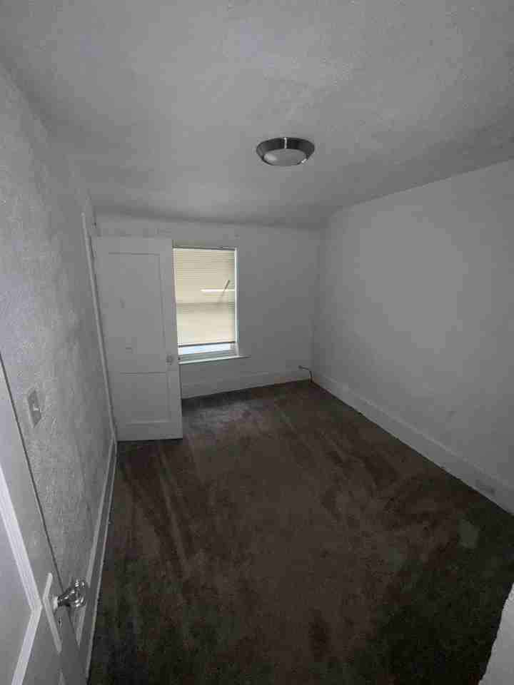 2127 Elliott Ave - Photo 3 of 10