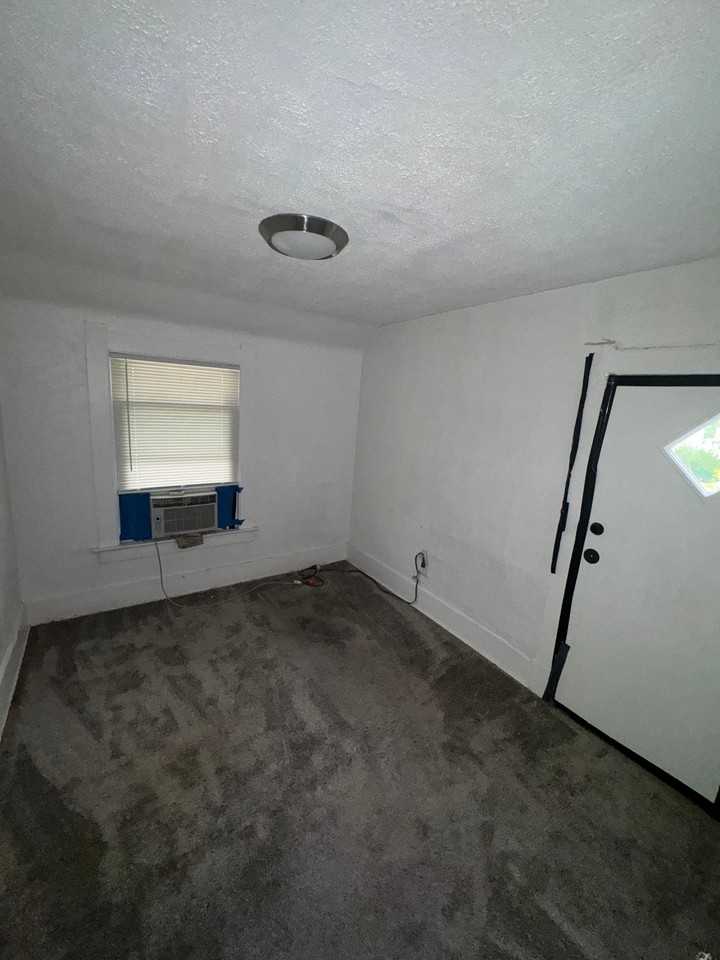 2127 Elliott Ave - Photo 4 of 10