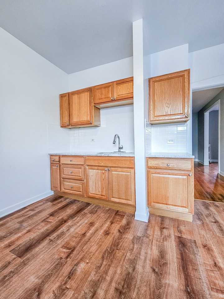 5039 N Clark St #2 - Photo 2 of 13
