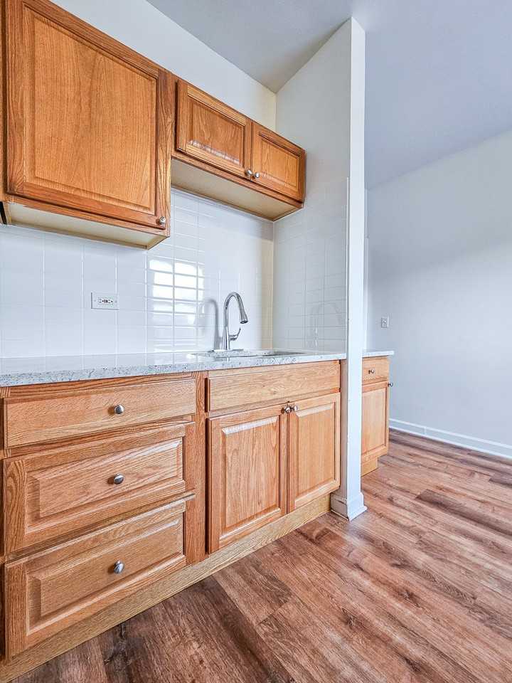 5039 N Clark St #2 - Photo 3 of 13