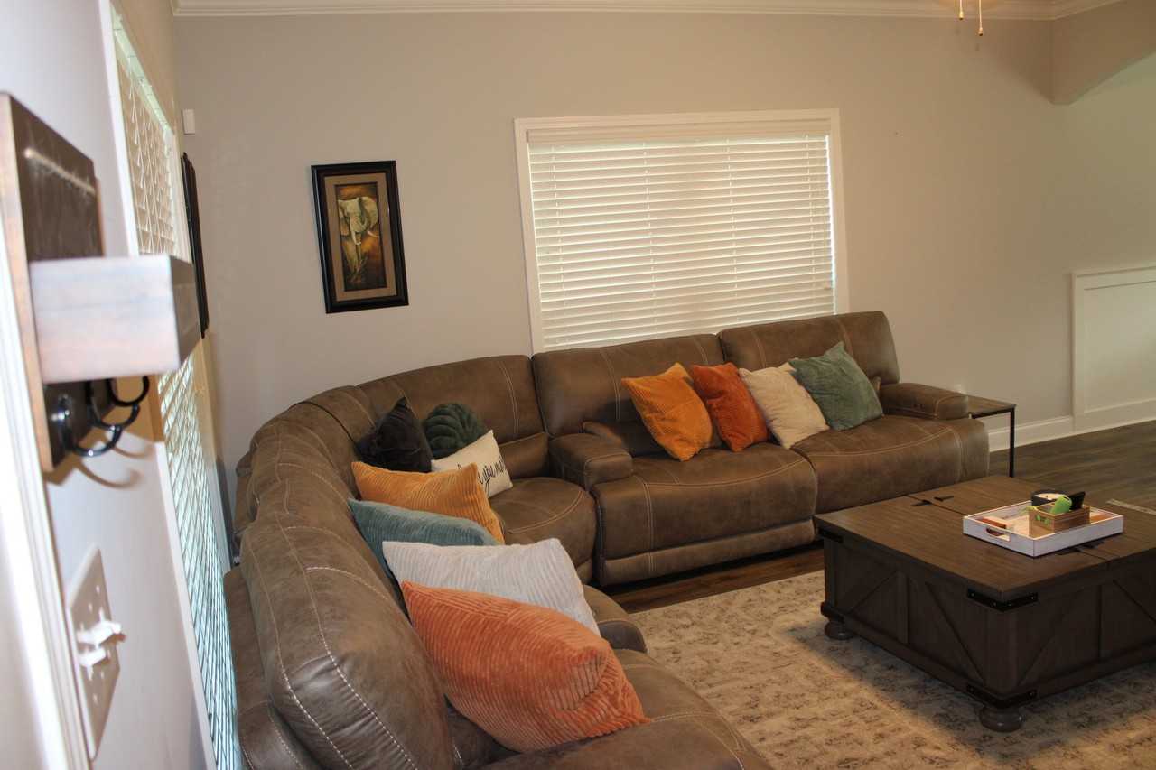 111 Sourwood Ln - Photo 3 of 19