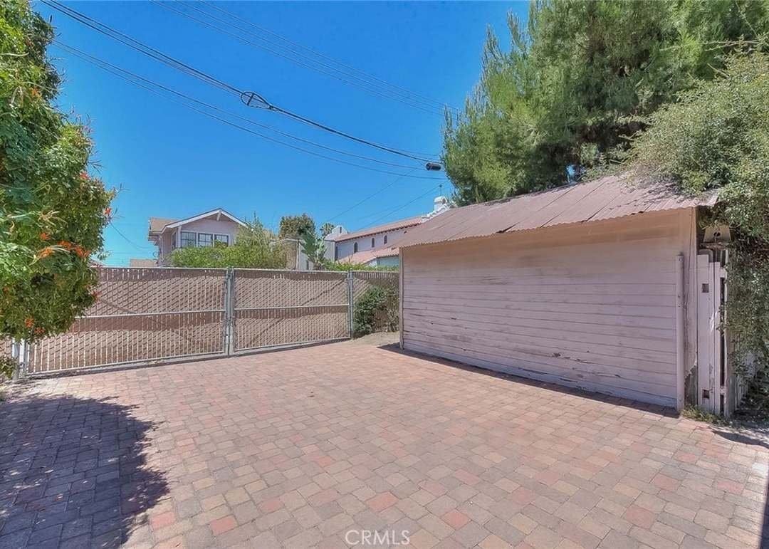 563 Claremont Pl - Photo 2 of 17