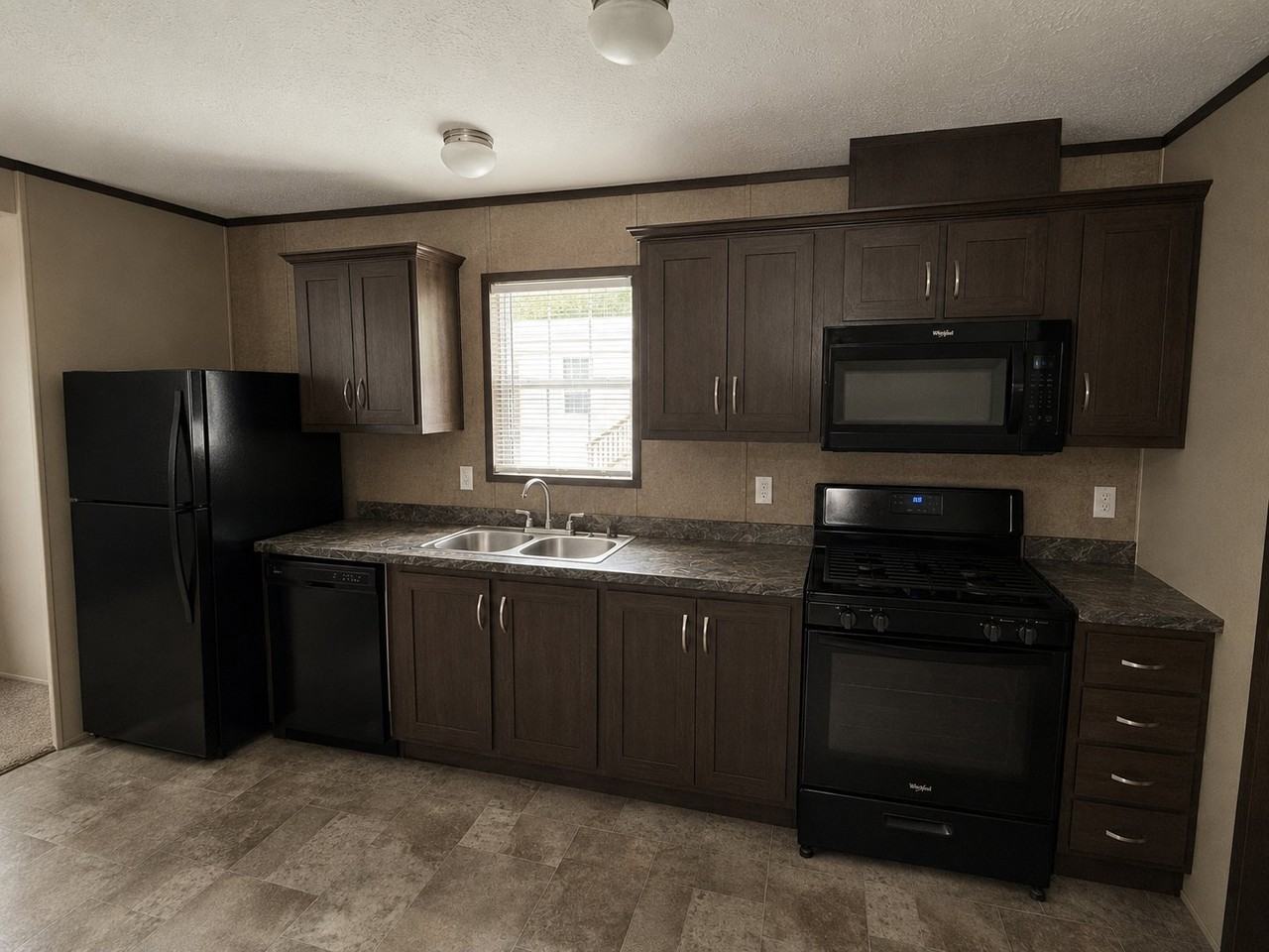 184 Lakeshore Cir #184 - Photo 2 of 11