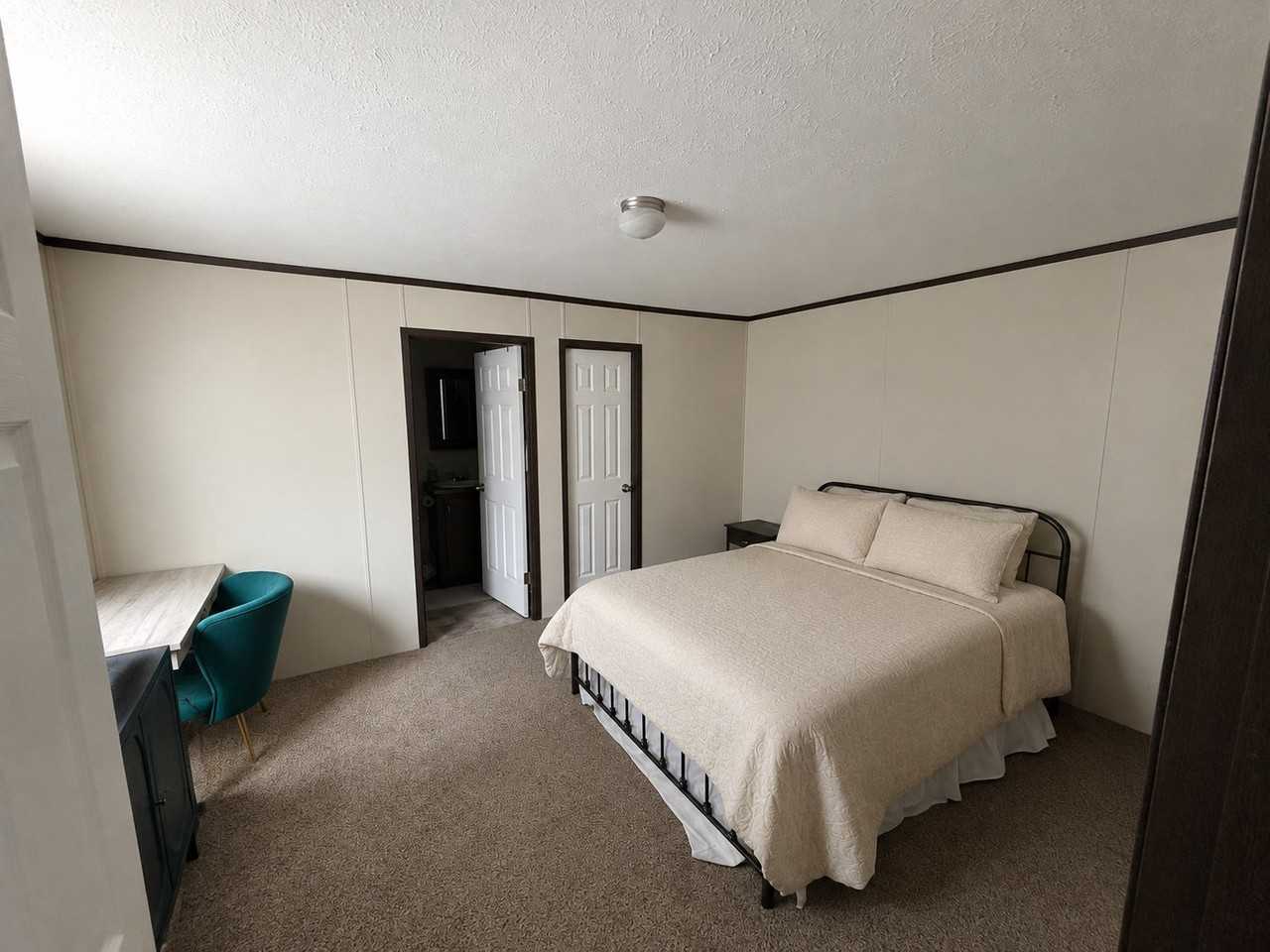 184 Lakeshore Cir #184 - Photo 5 of 11