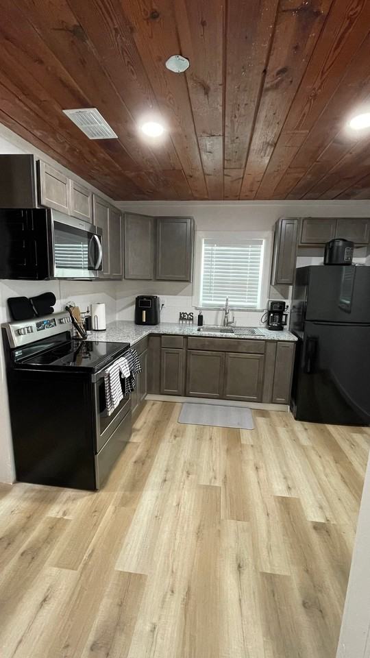 1126 Seydler St - Photo 4 of 15