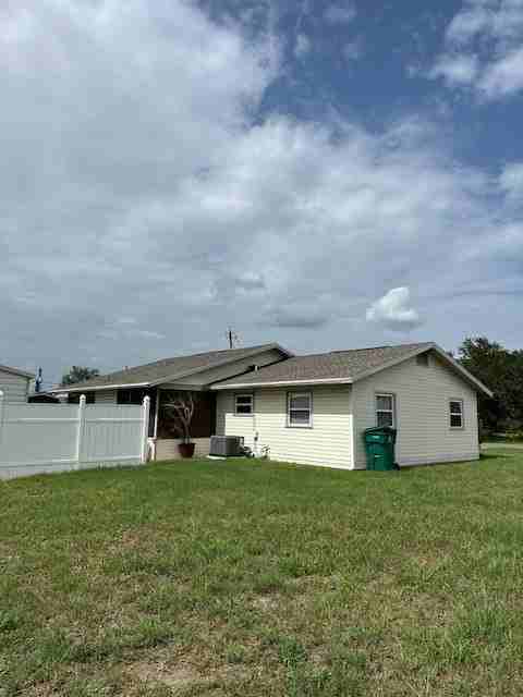 1390 Drury Ln - Photo 4 of 18