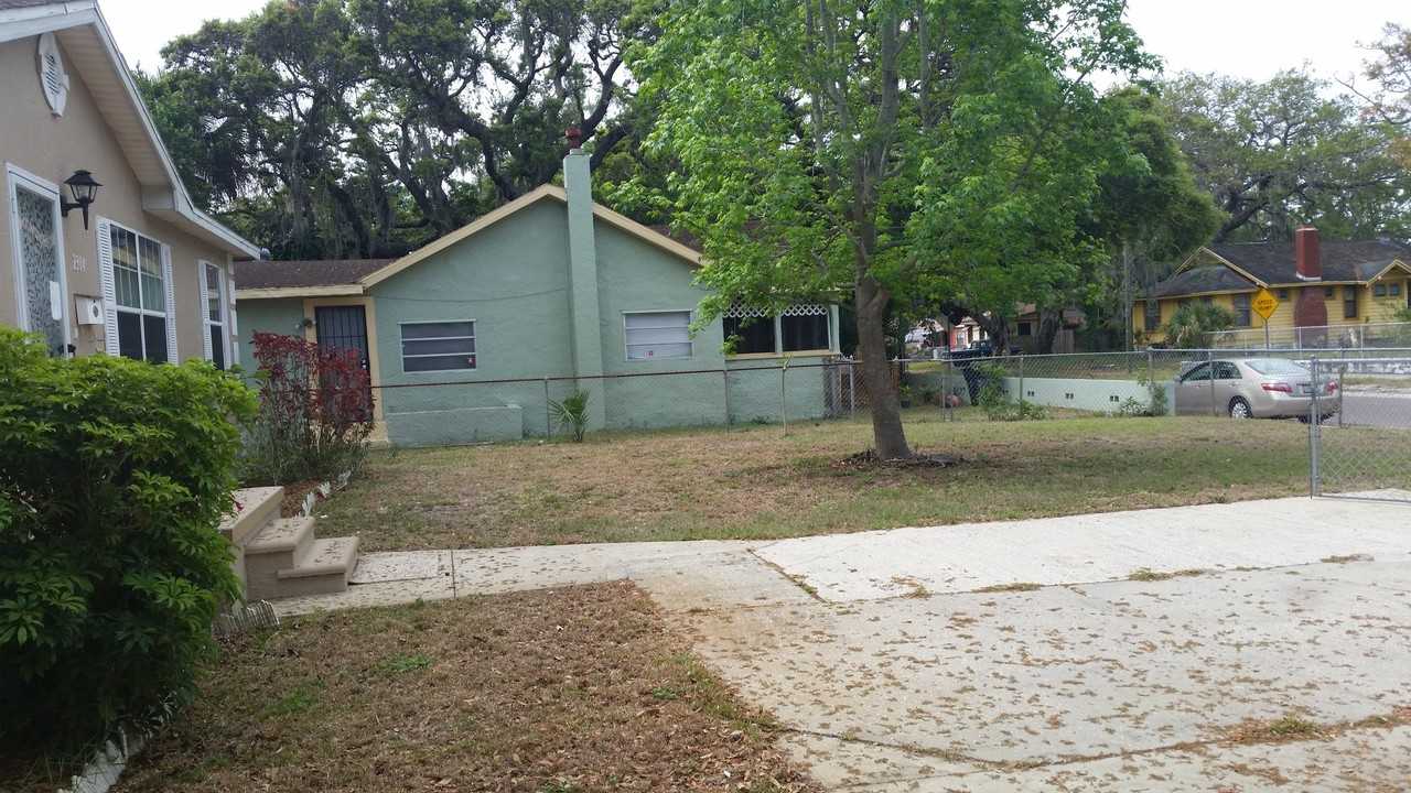 2304 Kingston St S - Photo 4 of 20