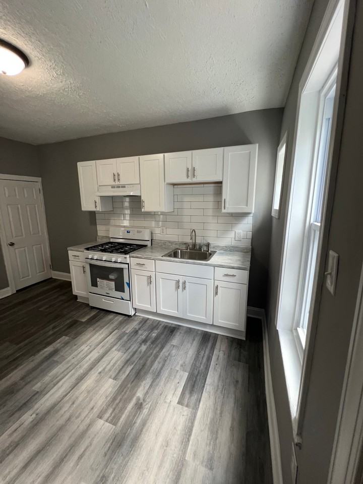 114 N Yewdall St - Photo 5 of 20