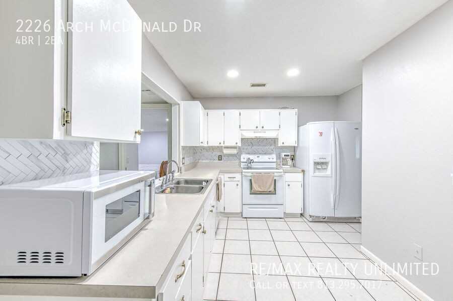 2226 Arch Mcdonald Dr - Photo 5 of 37