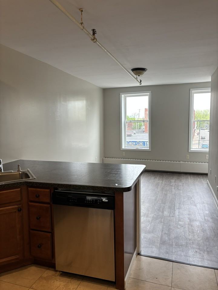 138 Main St #E - Photo 3 of 8