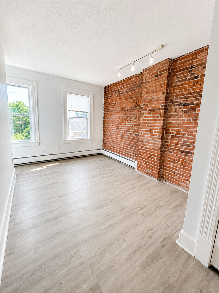 10 Summer St Apt 3a - Photo 2 of 8
