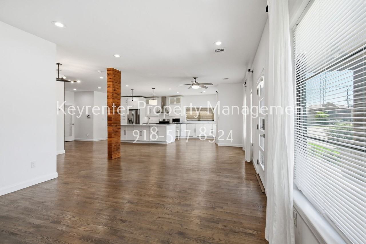 2323 E 13th St - Photo 3 of 22