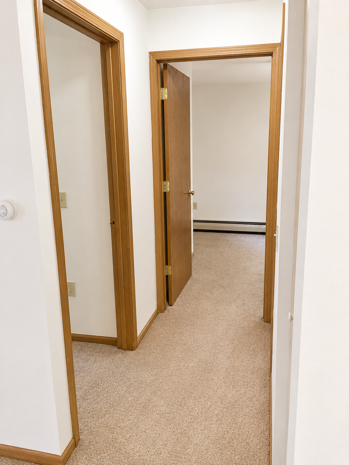 404 E Wilson St - Photo 6 of 12